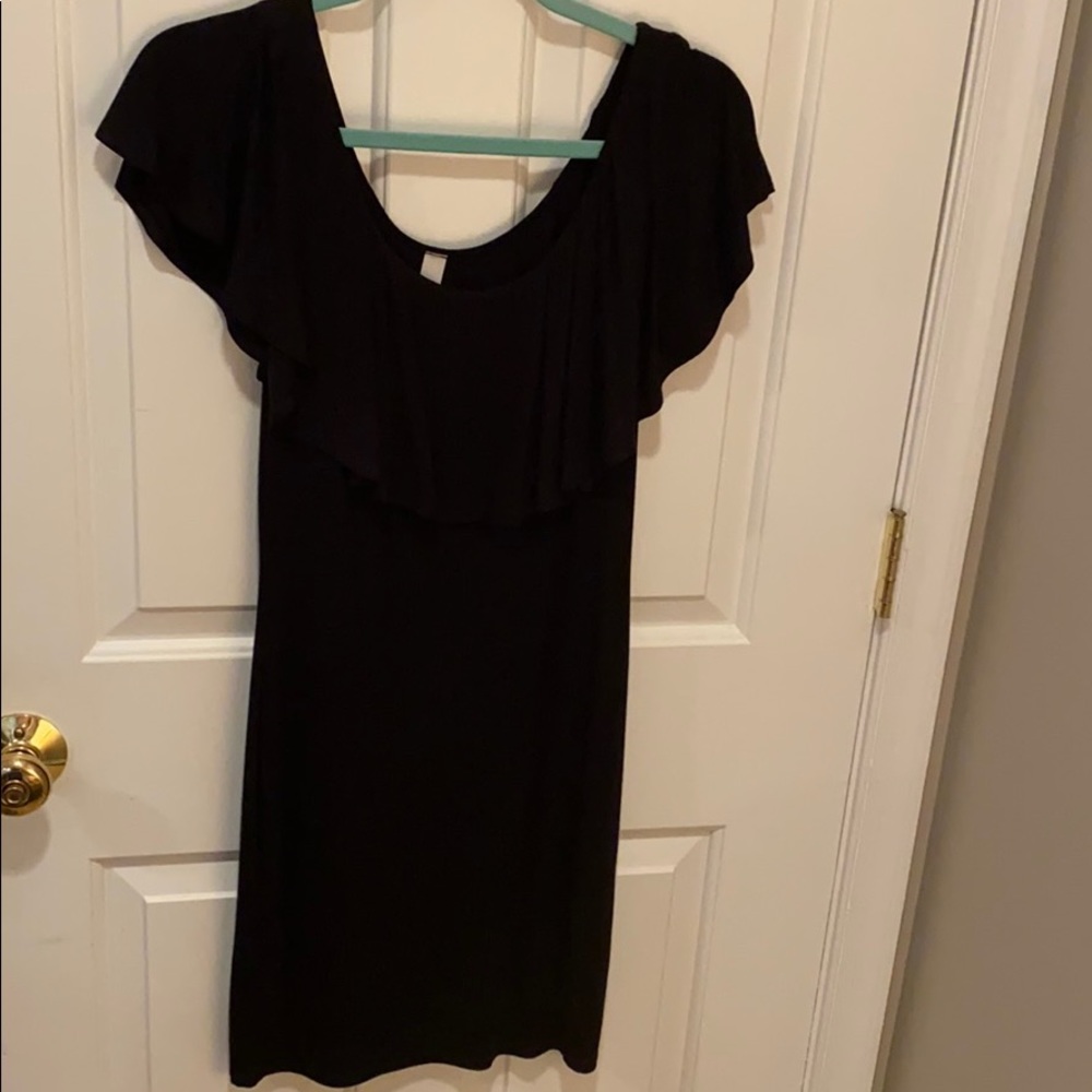 Fitted little black dress with frill